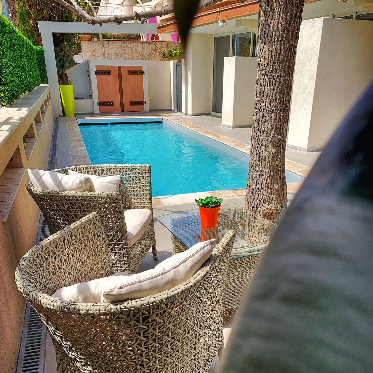 La piscine extérieure de l'hôtel Beau Soleil