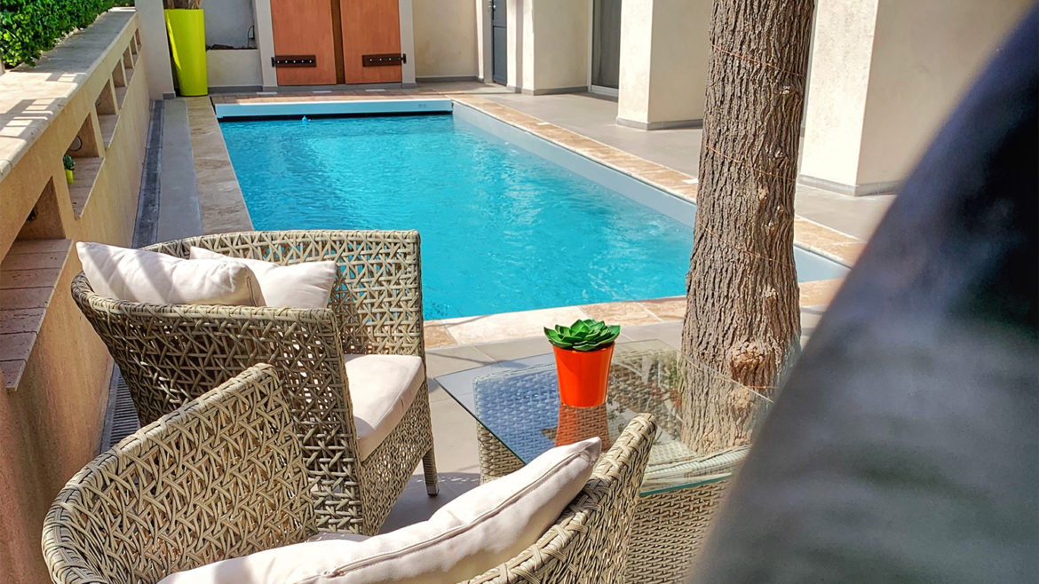La piscine extérieure de l'hôtel Beau Soleil